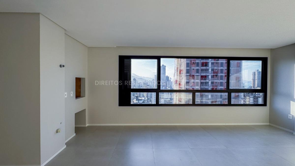 Apartamento com 3 Suítes no La Joie em Meia Praia, Itapema