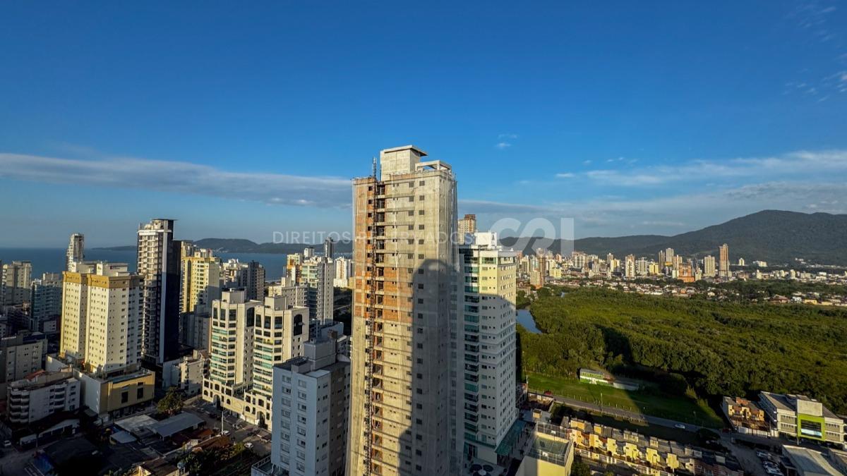 Apartamento com 3 Suítes no La Joie em Meia Praia, Itapema