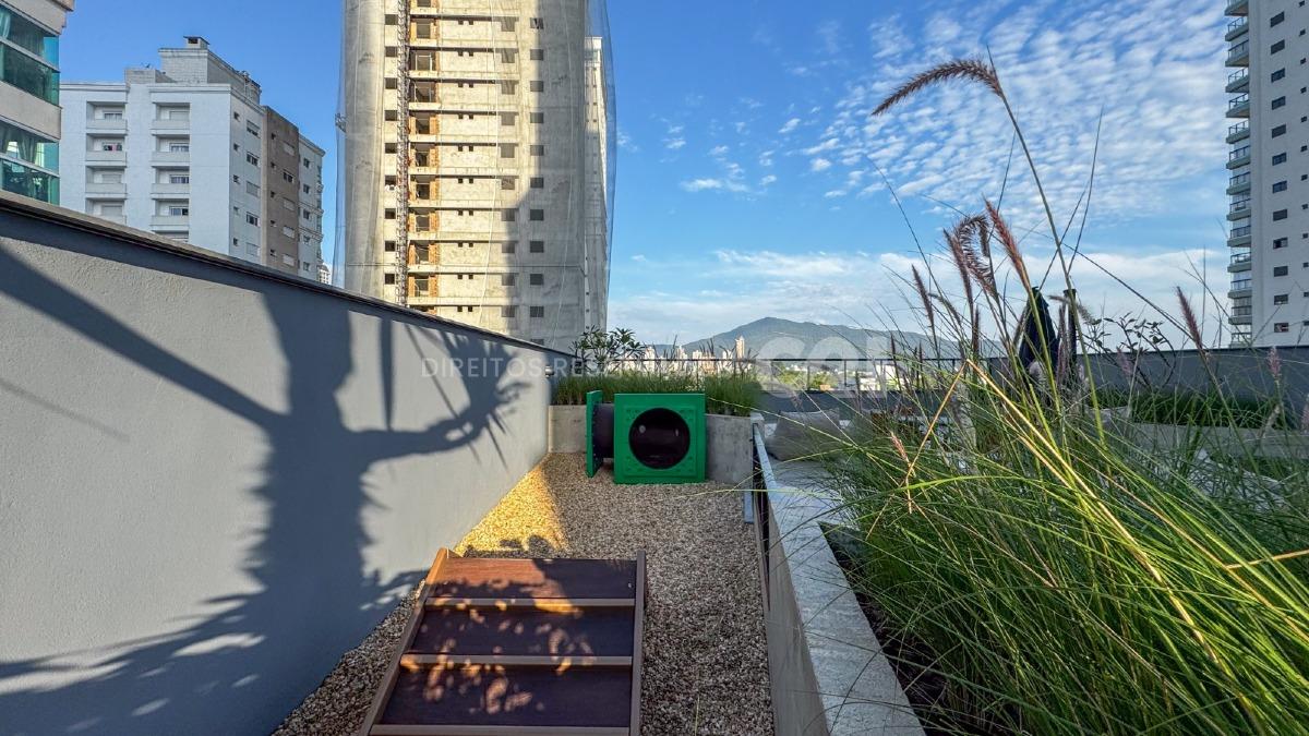 Apartamento com 3 Suítes no La Joie em Meia Praia, Itapema