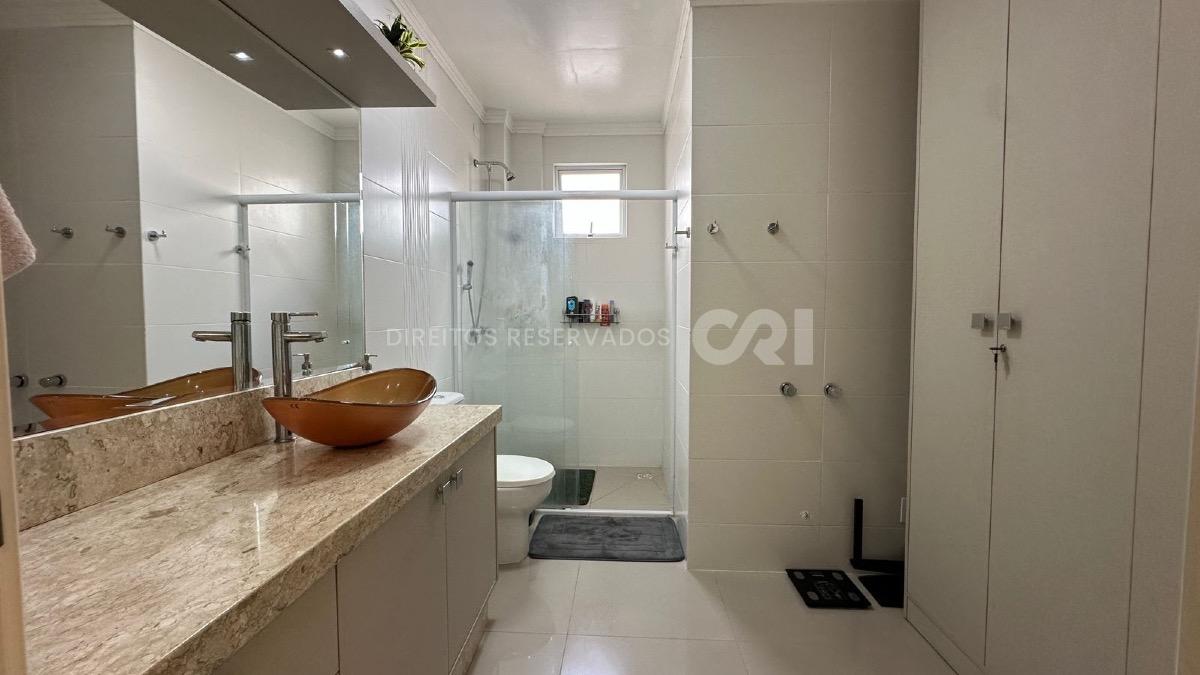 Apartamento com 3 Suítes no Villa Constanza Residencial em Meia Praia, Itapema
