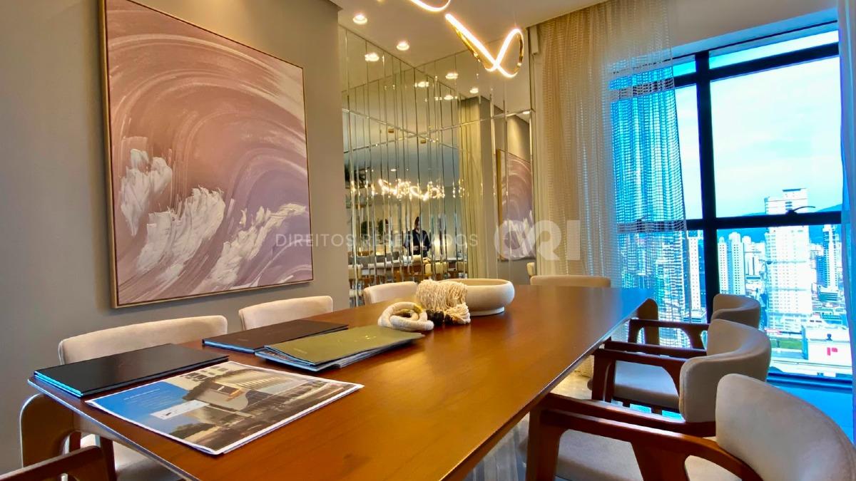 Apartamento Showroom com 4 Suítes no Shard Tower em Meia Praia, Itapema
