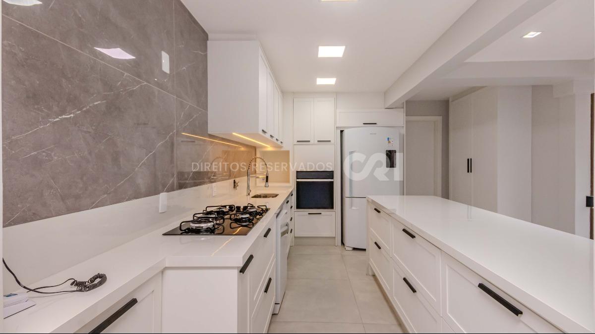 Apartamento Diferenciado com 3 Dormitórios no Edifício Costa do Sol no Centro de Balneário Camboriú