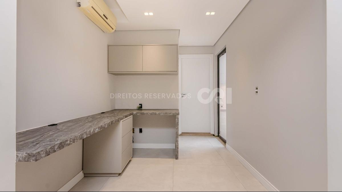Apartamento Diferenciado com 3 Dormitórios no Edifício Costa do Sol no Centro de Balneário Camboriú