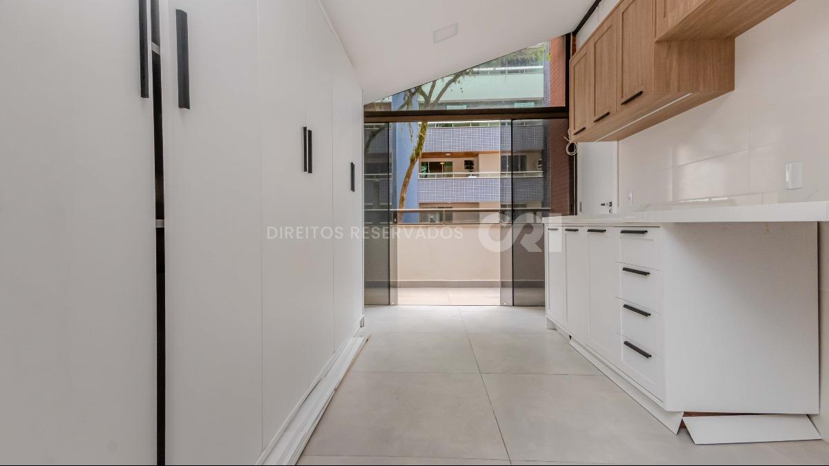 Apartamento Diferenciado com 3 Dormitórios no Edifício Costa do Sol no Centro de Balneário Camboriú