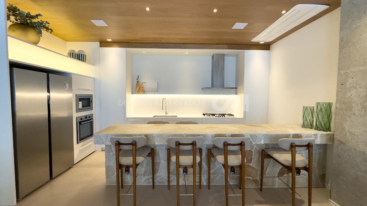 Apartamento com 3 suítes no Edifício DOM no Centro em Balneário Camboriú