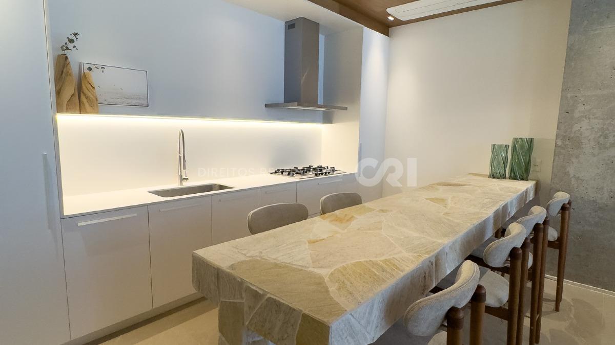Apartamento com 3 suítes no Edifício DOM no Centro em Balneário Camboriú