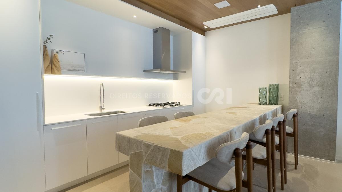 Apartamento com 3 suítes no Edifício DOM no Centro em Balneário Camboriú