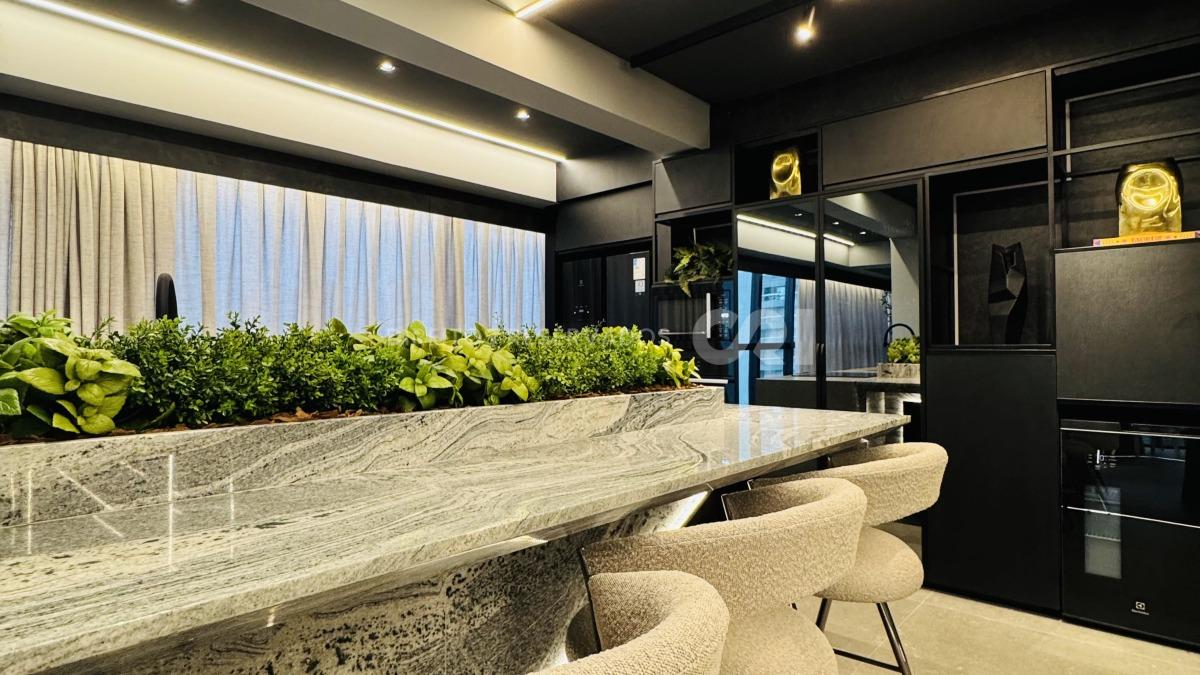 Apartamento com 4 suítes no Shanghai Tower na Meia Praia em Itapema
