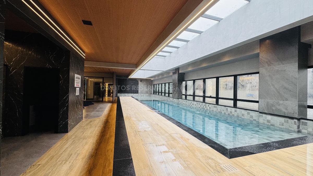 Apartamento com 4 suítes no Shanghai Tower na Meia Praia em Itapema