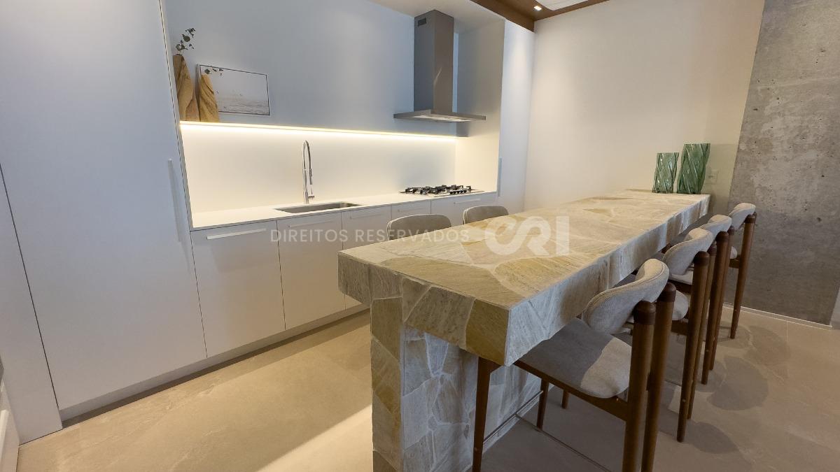  Apartamento com 3 suítes e 2 vagas no Edifício DOM no Centro em Balneário Camboriú