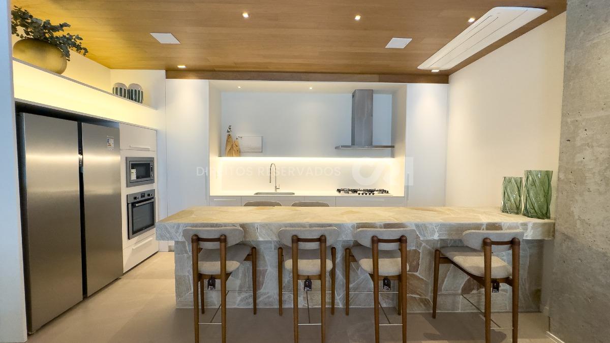  Apartamento com 3 suítes e 2 vagas no Edifício DOM no Centro em Balneário Camboriú
