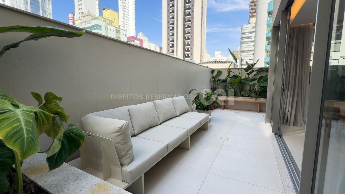  Apartamento com 3 suítes e 2 vagas no Edifício DOM no Centro em Balneário Camboriú