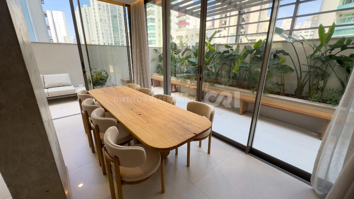  Apartamento com 3 suítes e 2 vagas no Edifício DOM no Centro em Balneário Camboriú