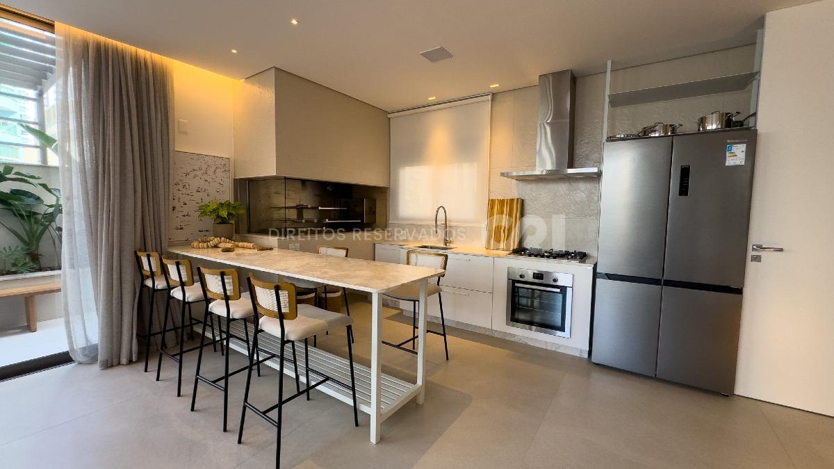  Apartamento com 3 suítes e 2 vagas no Edifício DOM no Centro em Balneário Camboriú