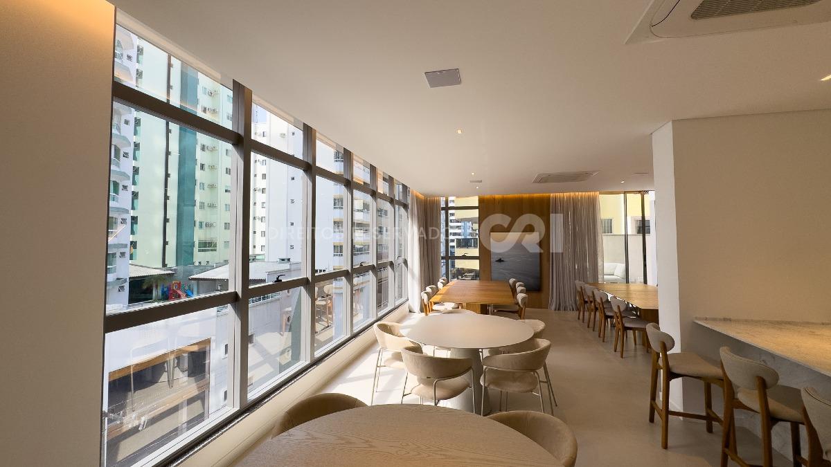  Apartamento com 3 suítes e 2 vagas no Edifício DOM no Centro em Balneário Camboriú