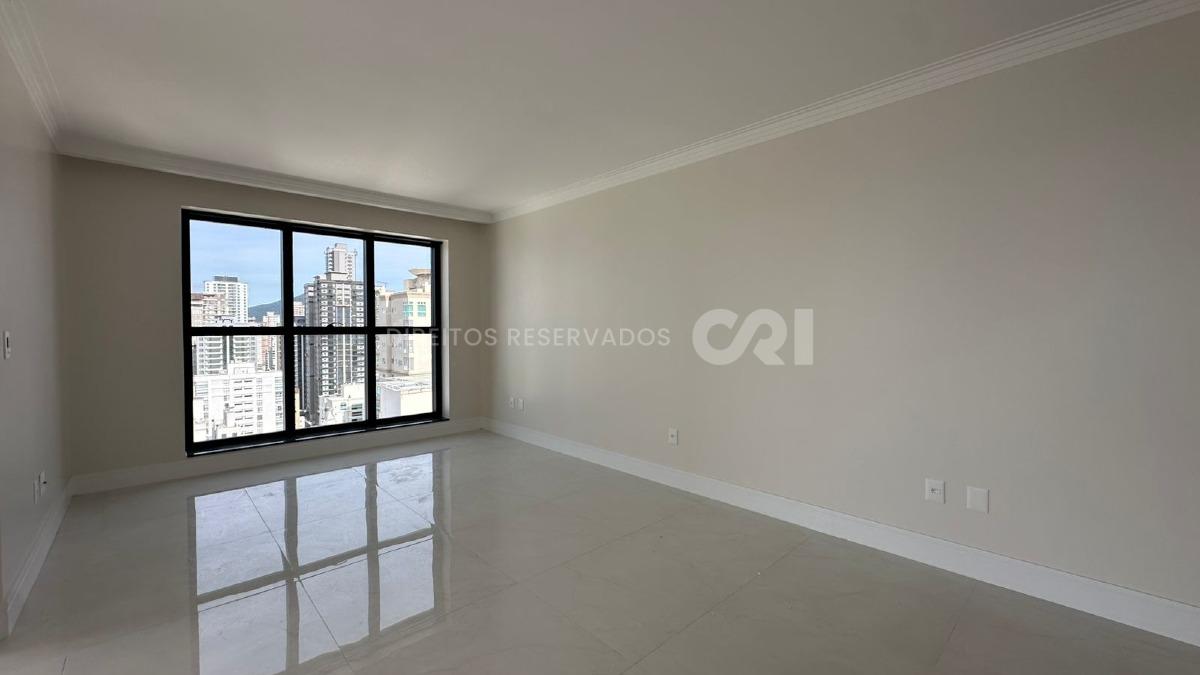 Apartamento com 4 Suítes no Edifício Berilo Palace na Meia Praia em Itapema