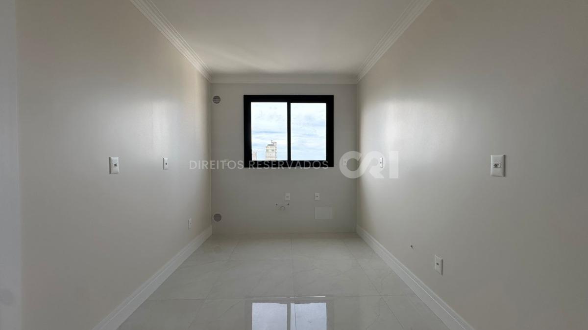 Apartamento com 4 Suítes no Edifício Berilo Palace na Meia Praia em Itapema
