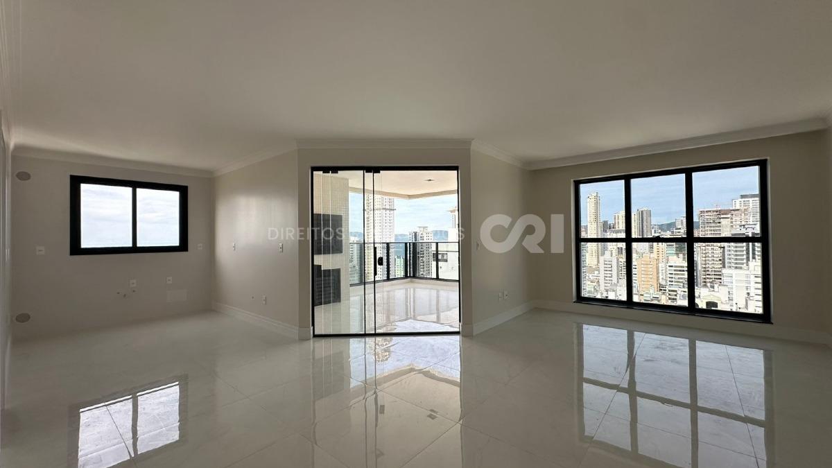 Apartamento com 4 Suítes no Edifício Berilo Palace na Meia Praia em Itapema