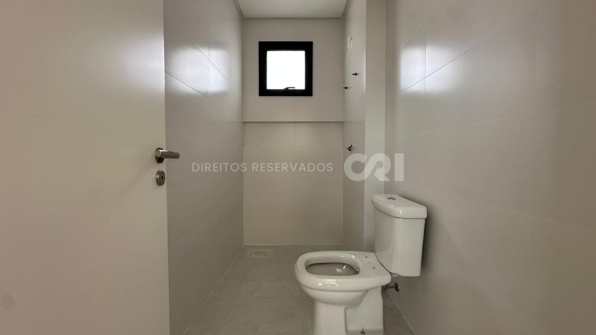 Apartamento com 4 Suítes no Edifício Berilo Palace na Meia Praia em Itapema