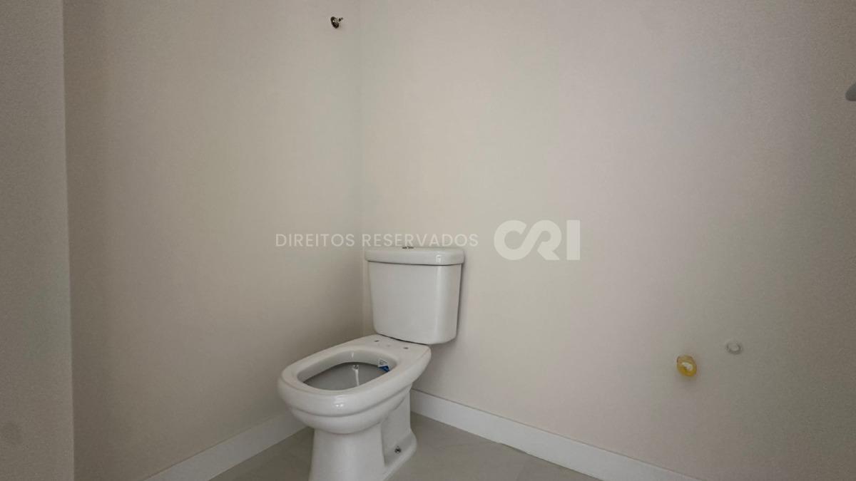 Apartamento com 4 Suítes no Edifício Berilo Palace na Meia Praia em Itapema