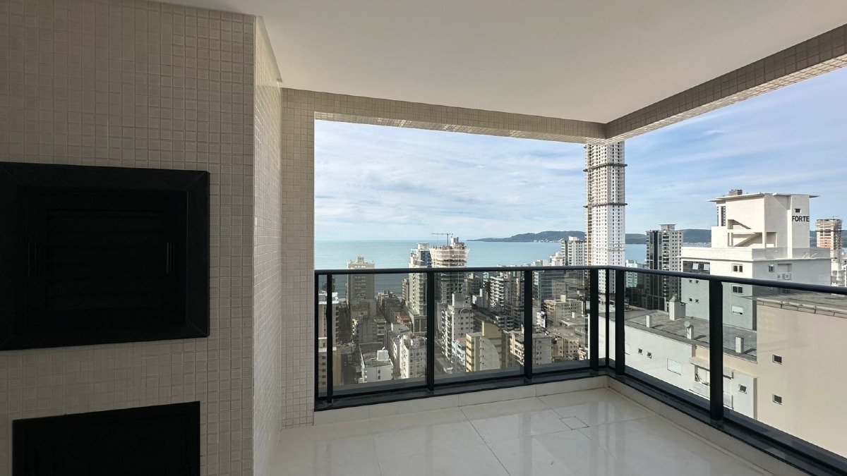 Apartamento com 4 Suítes no Edifício Berilo Palace na Meia Praia em Itapema