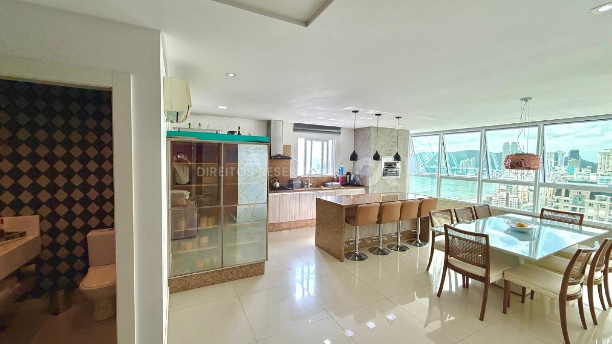 Apartamento com 4 Suítes no Edifício Lumiere no Centro de Balneário Camboriú