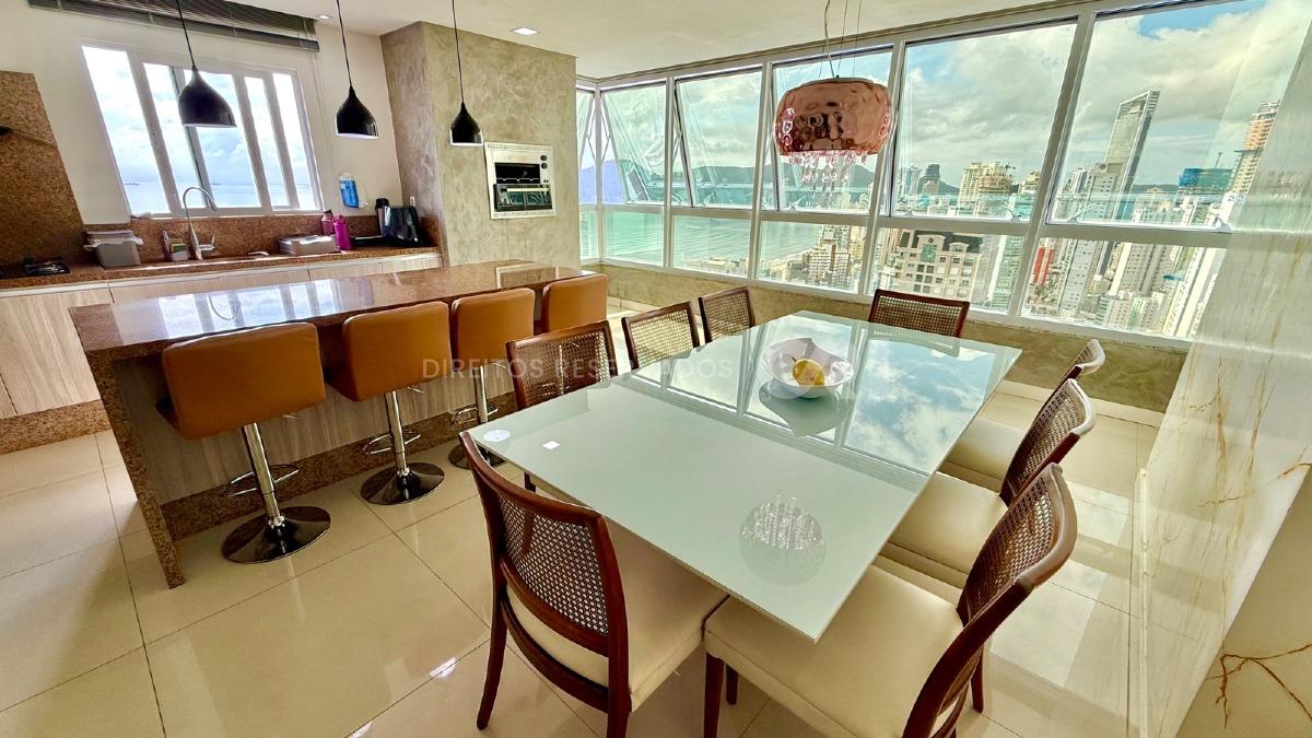 Apartamento com 4 Suítes no Edifício Lumiere no Centro de Balneário Camboriú
