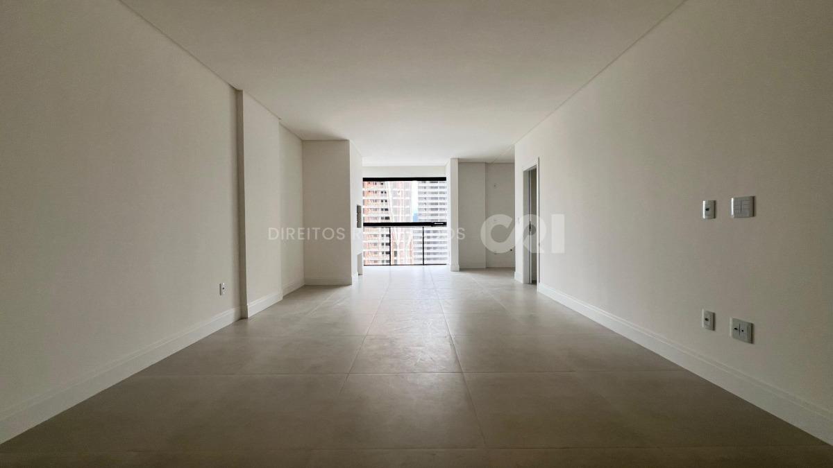 Apartamento com 3 suítes do edifício Vessel Residence na Meia Praia em Itapema