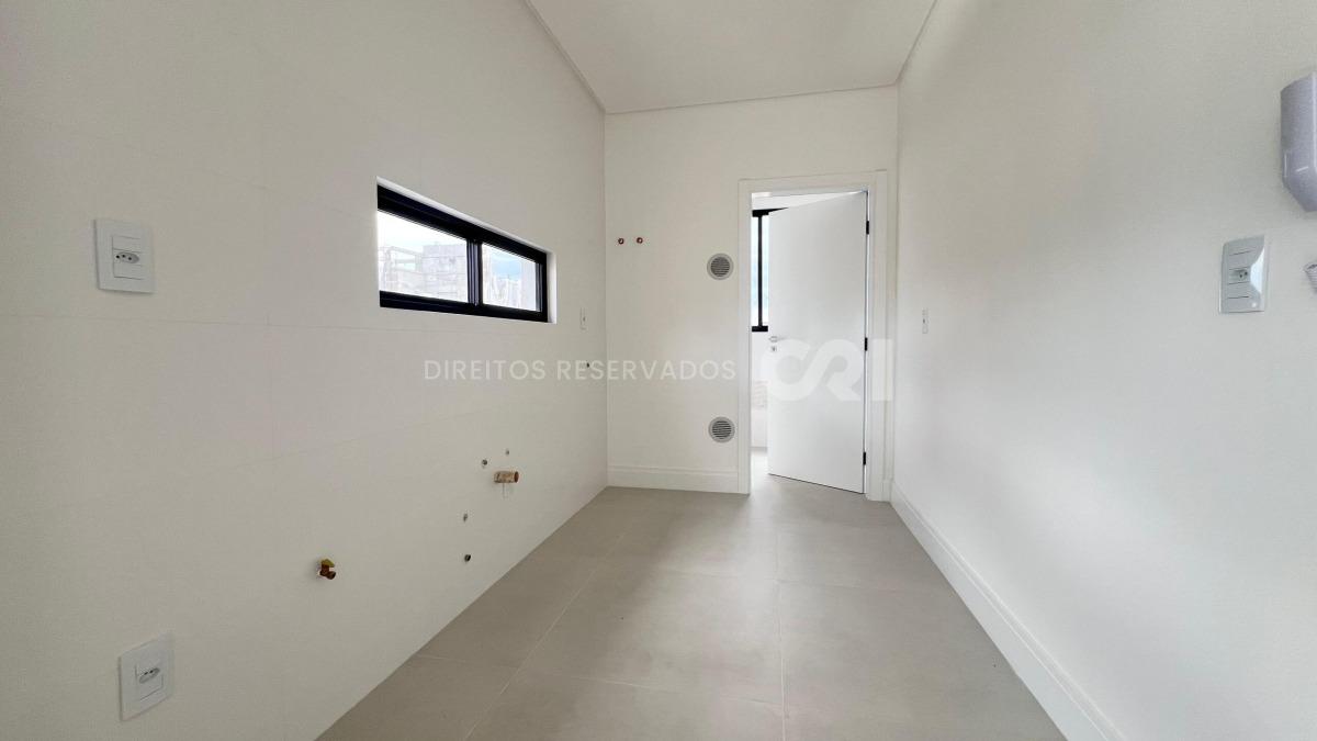 Apartamento com 3 suítes do edifício Vessel Residence na Meia Praia em Itapema