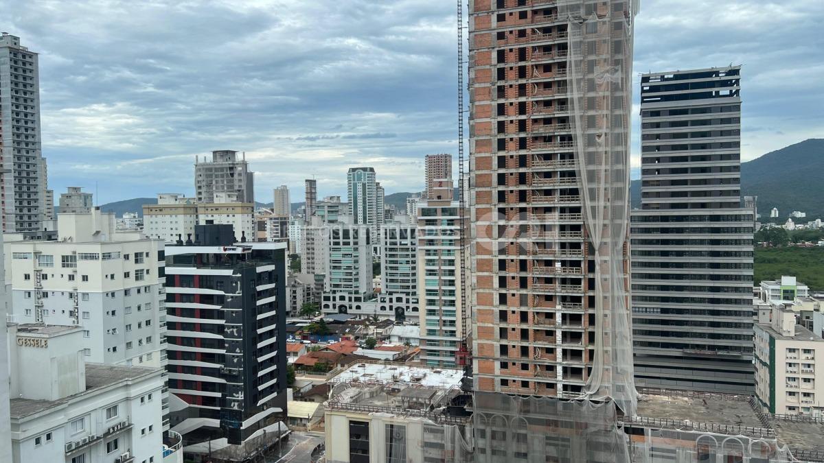 Apartamento com 3 suítes do edifício Vessel Residence na Meia Praia em Itapema