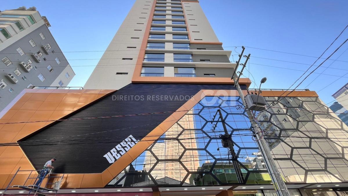Apartamento com 3 suítes do edifício Vessel Residence na Meia Praia em Itapema