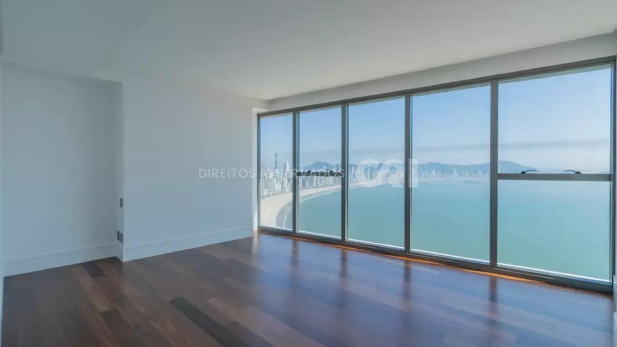 Apartamento com 4 Suítes no Edifício Pharos Frente Mar em Balneário Camboriú