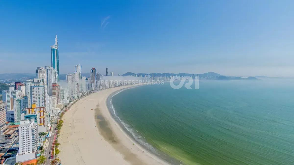 Apartamento com 4 Suítes no Edifício Pharos Frente Mar em Balneário Camboriú