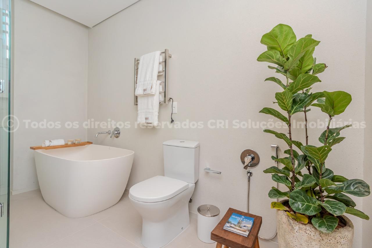 Foto do imóvel Apartamento 4 suítes no Edifício Tirreno em Praia Brava, Itajaí – 229 m² frente mar