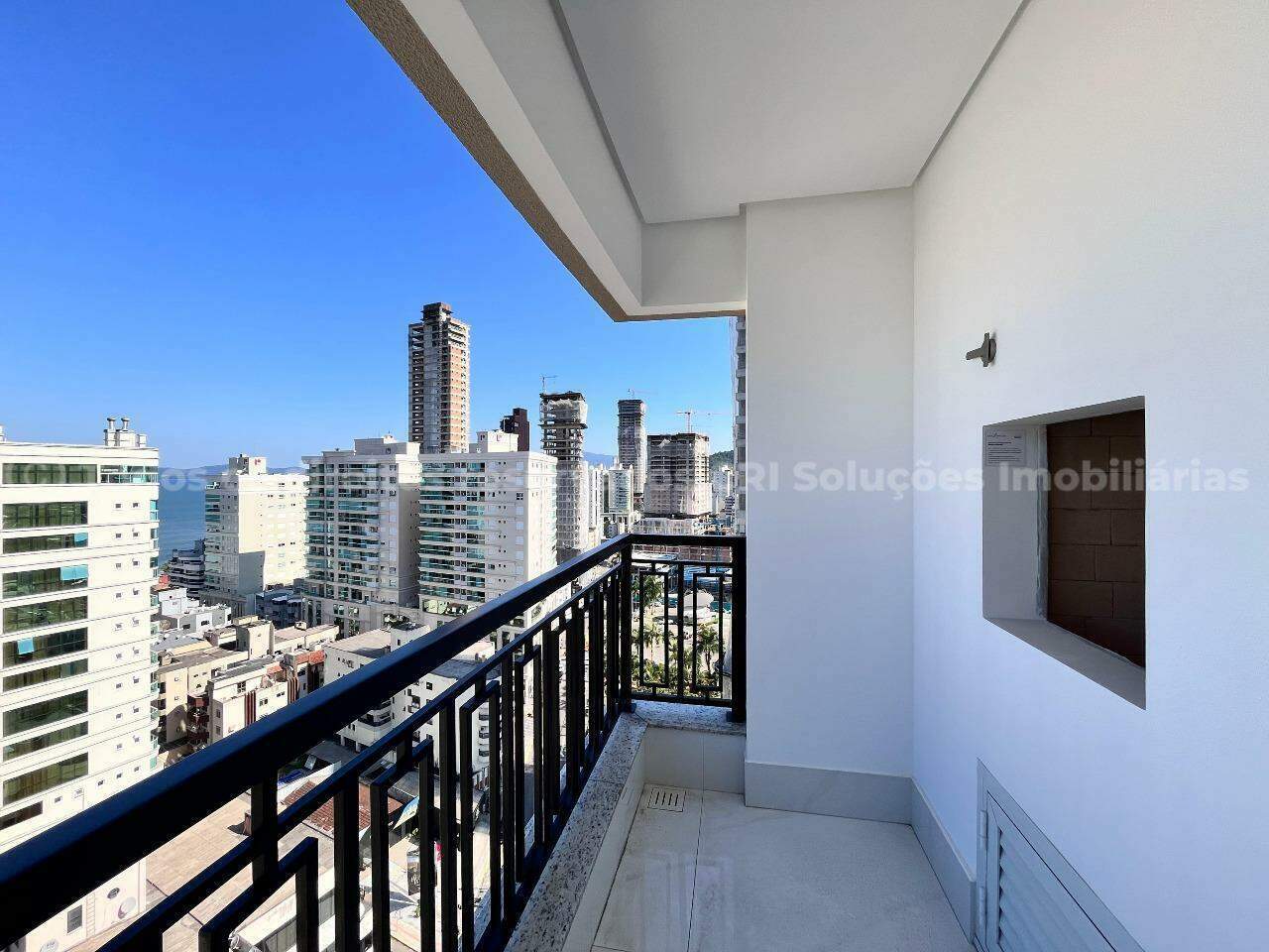 Apartamento com 3 suítes no San Lorenzo no Centro em Itapema