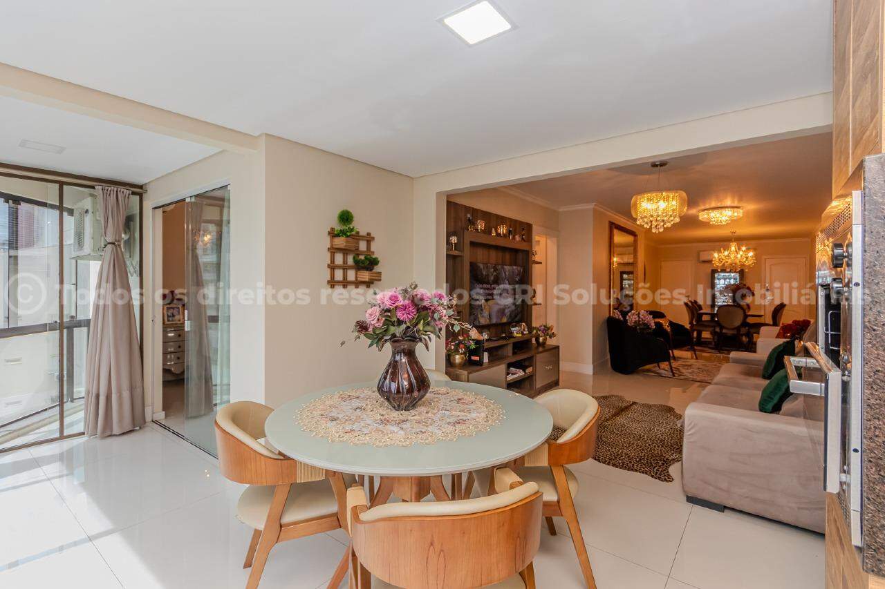 Apartamento com 3 suítes no Edifício Sunshine no Centro em Balneário Camboriú