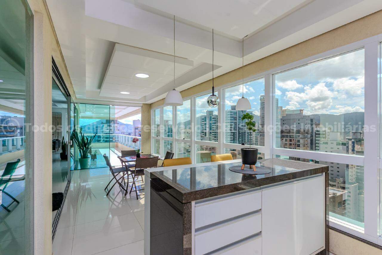 Apartamento com 5 suítes no Imperial Palace na Meia Praia em Itapema