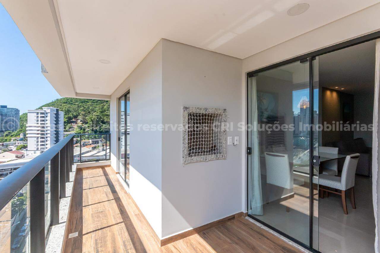 Apartamento no Edifício Lado Moraine Residencial com 02 Suítes no bairro Fazenda em Itajaí. 