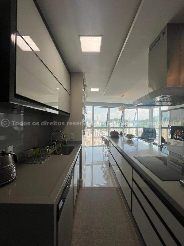 Apartamento com 3 suítes no Edifício Alameda Jardins no Centro em Balneário Camboriú