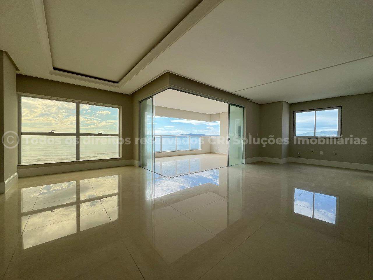 Apartamento frente mar com 4 suítes no Le Biarritz Residence na Meia Praia em Itapema