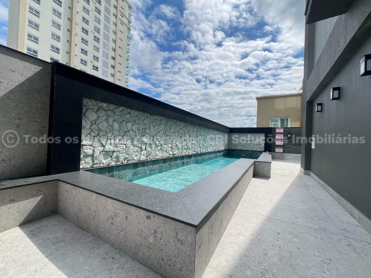 Foto do imóvel Apartamento com 3 Suítes e 2 Vagas a Poucos Metros do Mar a venda – Edifício Hannah, Meia Praia, Itapema