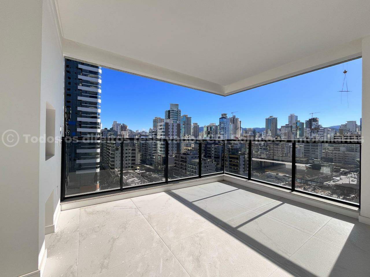 Apartamento com 153m² com 3 suítes quadra mar no Acqua Blue na Meia Praia em Itapema