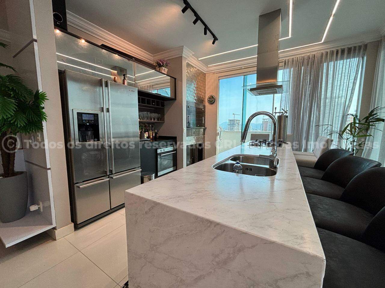 Foto do imóvel Cobertura Duplex Mobiliada com Vista Mar e 4 Suítes no edifício Cidade de Capri em Meia Praia – Itapema/SC