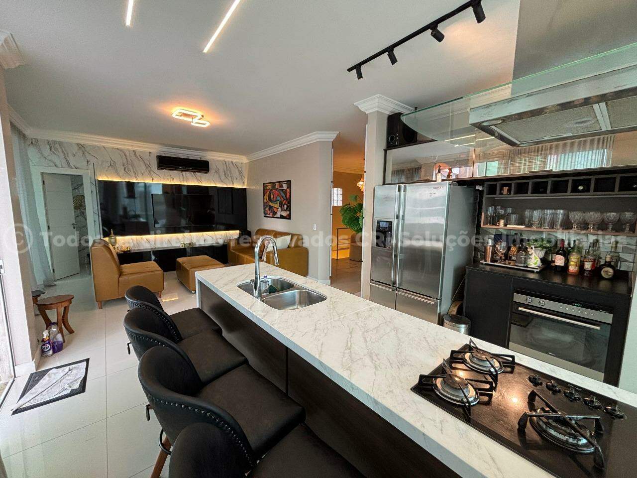 Foto do imóvel Cobertura Duplex Mobiliada com Vista Mar e 4 Suítes no edifício Cidade de Capri em Meia Praia – Itapema/SC