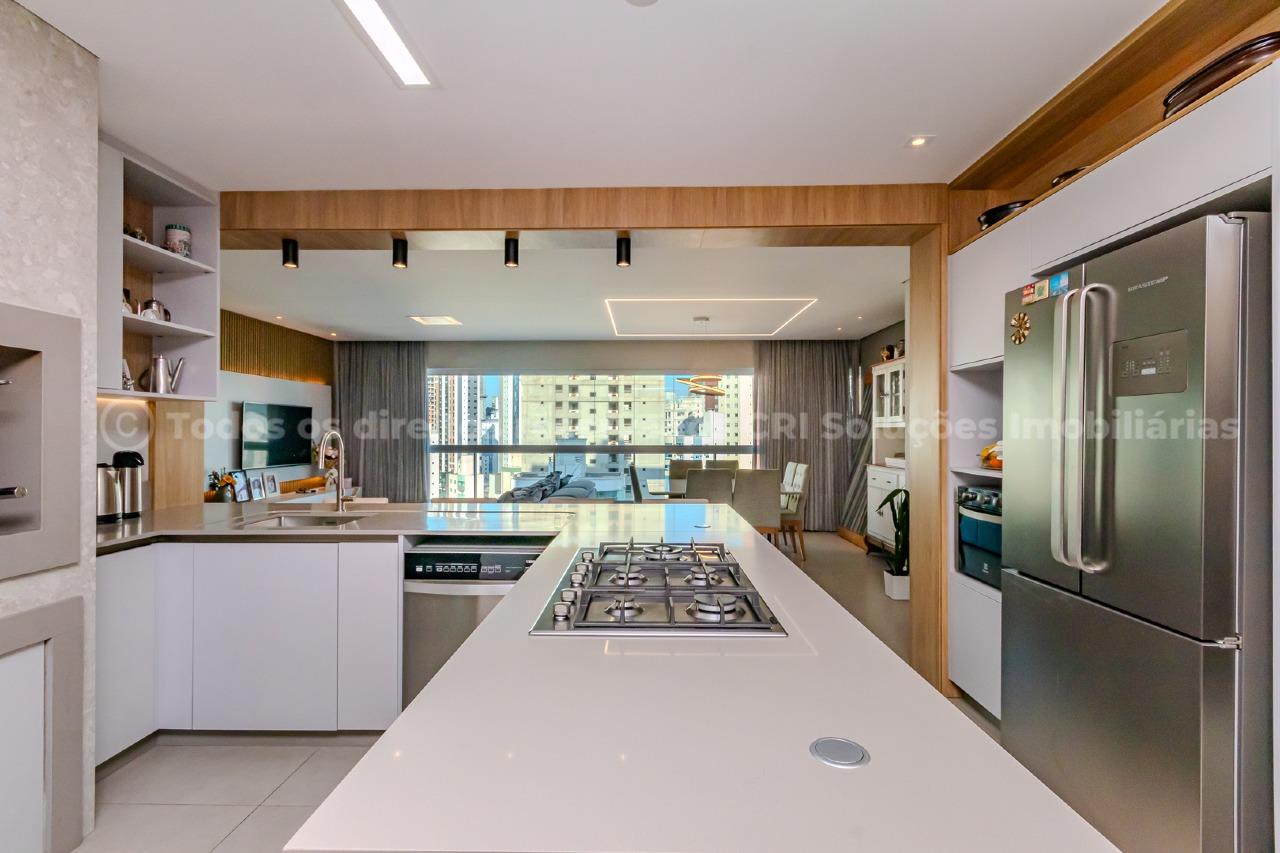 Apartamento com 3 suítes no Edifício Algaleo no Centro em Balneário Camboriú