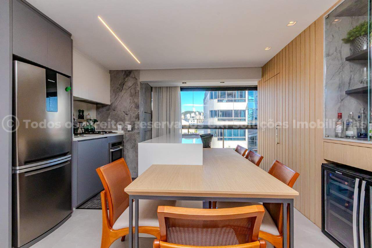 Foto do imóvel Apartamento a venda com 2 suítes e duas vagas de garagem na Praia Brava em Itajaí. 