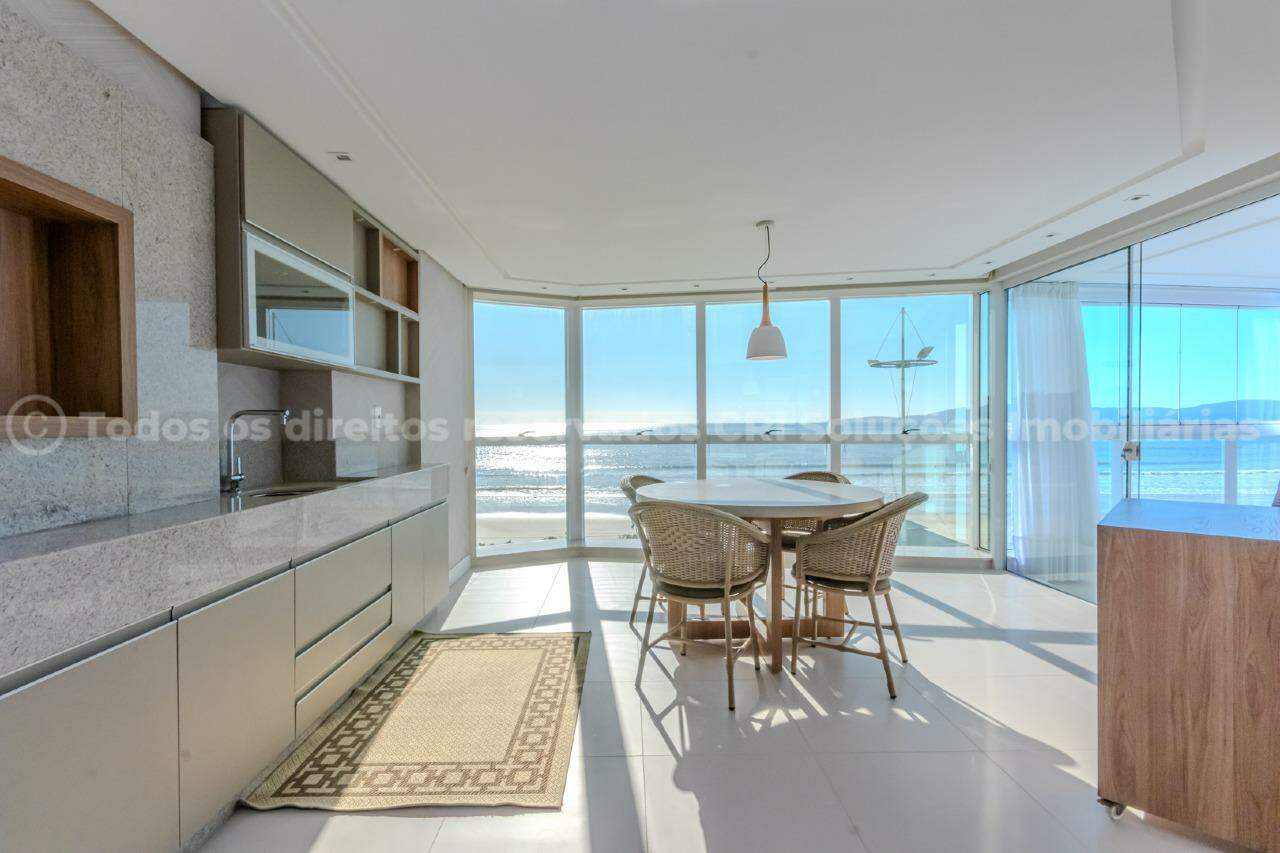 Apartamento frente mar com 4 suítes no Summer Place no Centro em Itapema