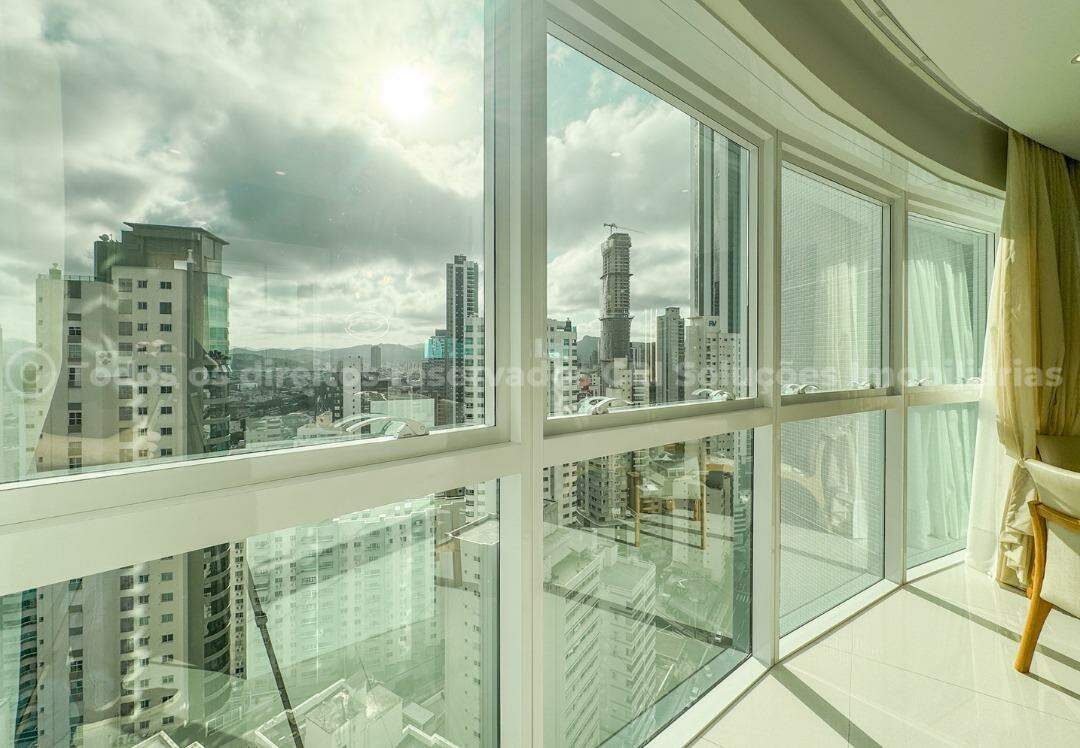 Apartamento com 3 suítes no Magnifique Tower no Centro de Balneário Camboriú