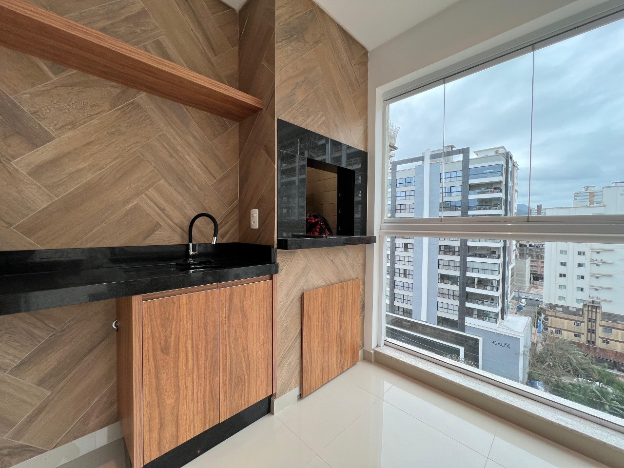 Foto do imóvel Apartamento mobiliado de 3 suítes no Residencial Arcos da Lapa em Itapema na Meia Praia