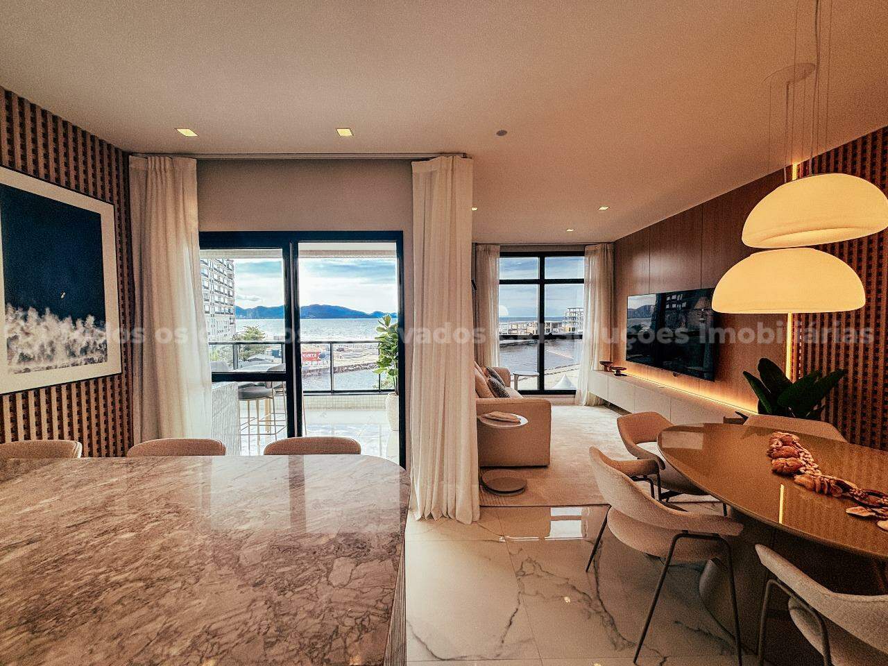 Apartamento frente mar com 3 suítes no Edificio Aquamarine Residence em Balneário Perequê, Porto Belo